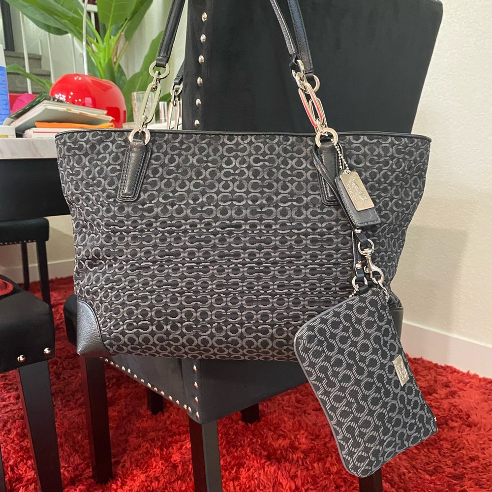 Coach Signature Large Tote Bag With Wristlet